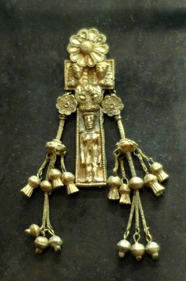 Grèce ancienne : pendentif à la femme nue, Rhodes - 620 av JC