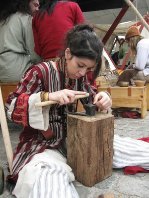 Shirin fabrique des aiguilles en cuivre 